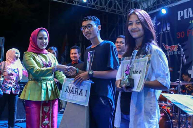 Aprilani Yustin Hadiri Penyerahan Piala Bergilir Festival Musik Pelajar 2016