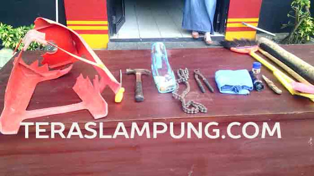 Inilah Alat yang Dipakai Ibu Kandung dan Ayah Tiri untuk Aniaya Anaknya