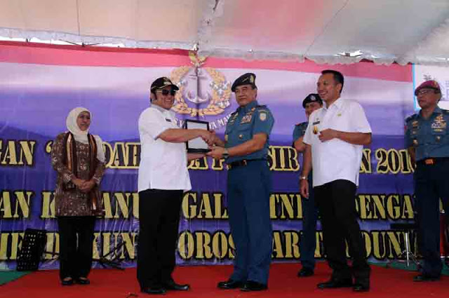 Bupati Zainudin Hasan Terima Cinderamata dari KSAL Ade Supandi