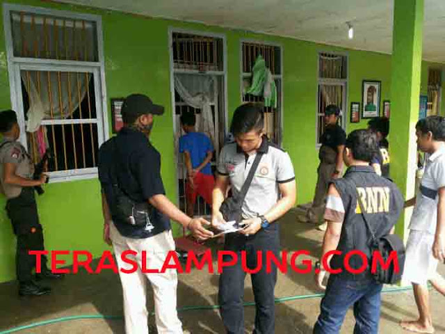 Lapas Rajabasa Digeledah: Polisi Temukan Paket Sabu, Senjata Tajam, dan Gergaji