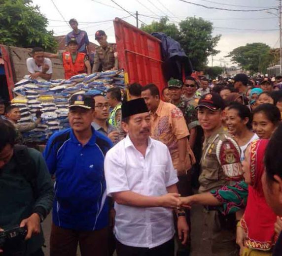 Walikota Bandarlampung Serahkan Bantuan 15 Ton Beras untuk Korban Banjir