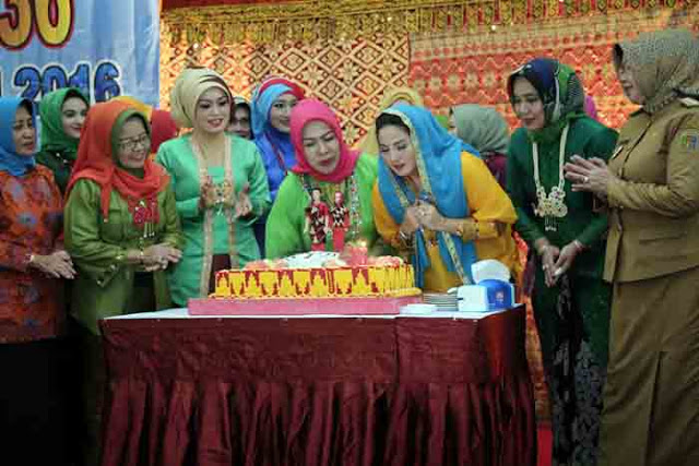 Aprilani Yustin Hadiri Peringatan Hari Kesrak PKK