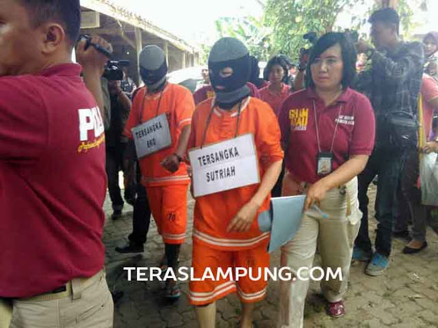 Polisi Gelar Rekonstruksi Ayah Tiri-Ibu Kandung Aniaya Anaknya Sendiri