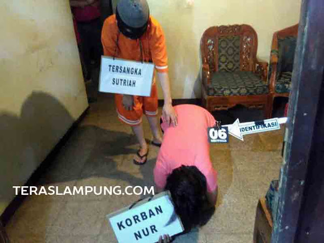 Rekonstruksi Ibu Aniaya Anak Kandung: Sutriah Pukul NR Hingga Korban Tersungkur