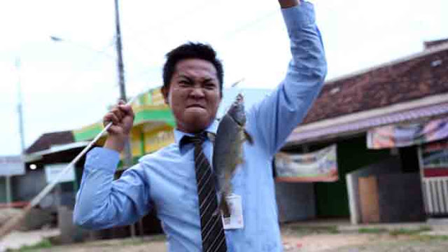 Protes Jalan Rusak Ala “Komunitas Indie Movie Kotabumi”