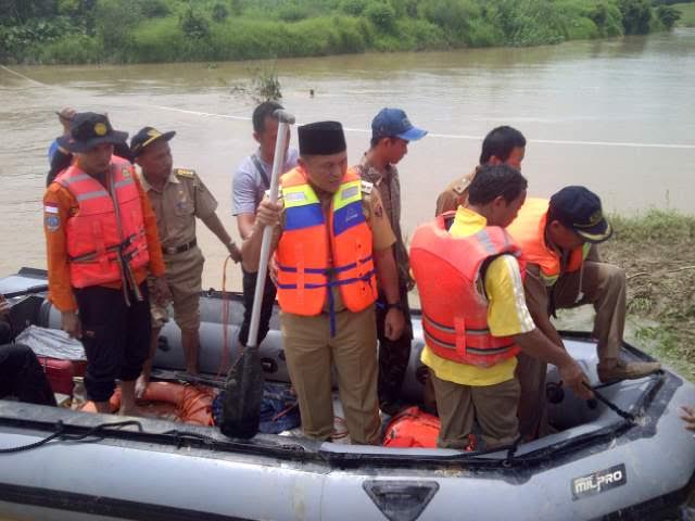 Cari Korban Hanyut, Bupati Mustafa Susuri Sungai Way Seputih