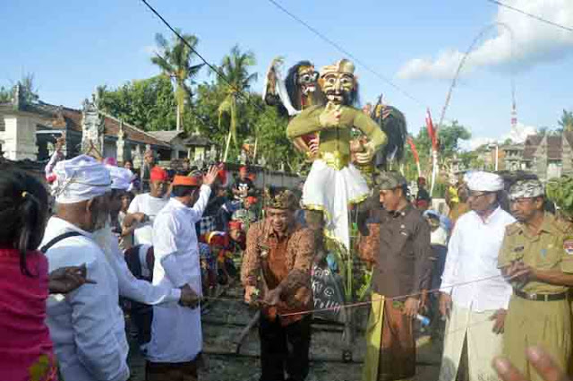 Jelang Nyepi, Bupati Khamami Lepas Pawai Ogoh-Ogoh