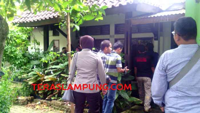 Polisi Olah TKP di Rumah Pelaku Penganiayaan Anak Kandung di Bandarlampung