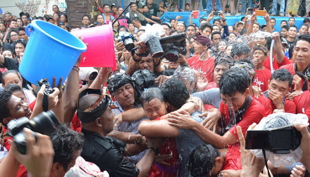 Omed-omedan, Tradisi Unik Anak Muda di Bali Usai Nyepi