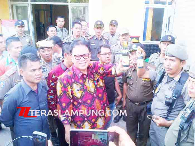 Sekda Lampura Ngotot Sopir Pembawa Ratusan Dus Miras Diserahkan ke Polisi