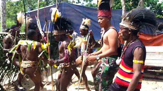 Satgas Yonif 406/Candra Kusuma Lestarikan Tarian Adat Kasuari Papua