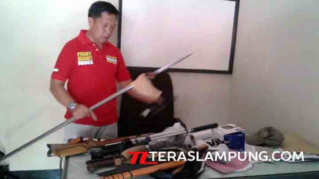 Penggerebekan TO Narkoba: Selain Dua Mobil, Petugas Sita Senjata Tajam dan Senjata Api