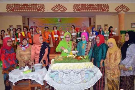 Ketua PKK Kabupaten Tulangbawang Potong Tumpeng Peringatan Hari Kartini