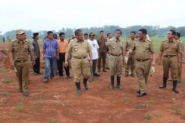 Walikota dan Wakil Walikota Metro Tinjau Calon Lokasi TPU Londbouw