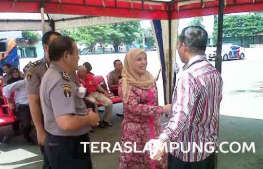Eva Dwiana Herman HN Kunjungi Kantor Nomaden Kapolda Lampung di Lapangan Saburai