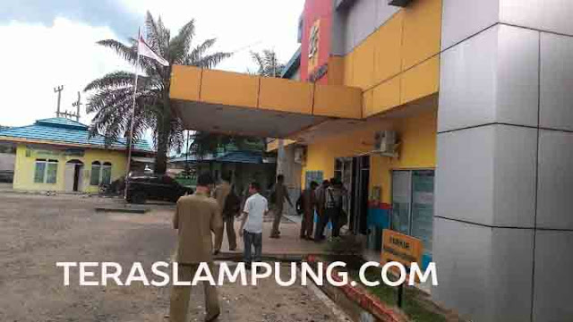 Protes Pemadaman Listrik, Para Kades di Lampung Utara ‘Ngluruk” Kantor PLN