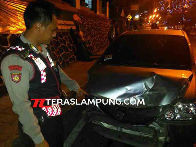 Hantam Tiang Lampu Jalan Teuku Umar, Honda City Ringsek