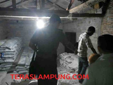 Galeri Foto: Penggerebekan Gudang Berisi 40 Ton Pupuk Palsu di Raman Aji Lamtim