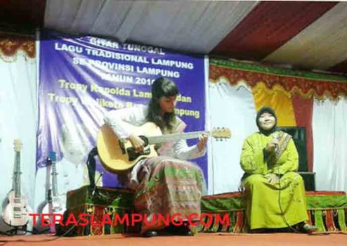 Wow….Cewek Cantik Asal Amerika Ini Unjuk Kebolehan Bermain Gitar Tunggal Lampung