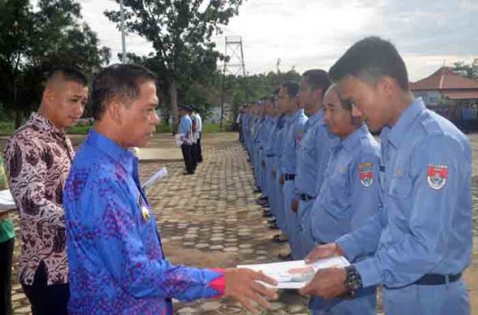 Bupati Khamami Serahkan SK Pengangkatan PNS dan Pegawai Non PNS