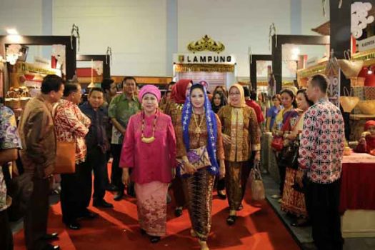 Gubernur Ridho Ficardo dan Ny. Aprilani Yustin Hadiri Pameran INACRAFT