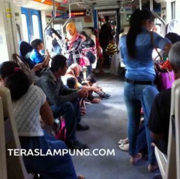 Libur Panjang Akhir Pekan, Penumpang KRD Way Umpu Membludak