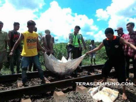 Pria Tanpa Identitas Tewas Tersambar Kereta Api Babaranjang di Kotabumi