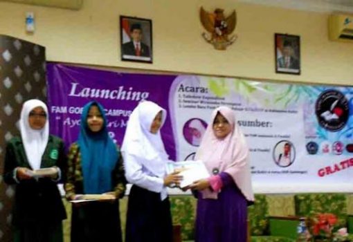 Siswi MTs Ma’arif Pare Juara Lomba Baca Puisi FAM Indonesia