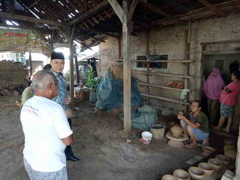 Pilkada Pringsewu, Mas Edi Sambangi Pengrajin Gerabah di Podomoro