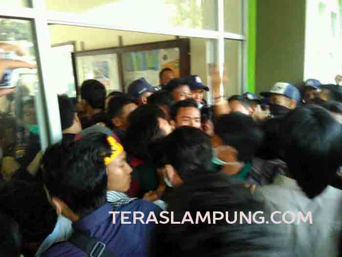 Unjuk Rasa Mahasiswa IAIN Berakhir Ricuh, Polisi Amankan Empat Mahasiswa