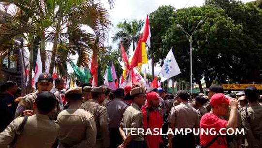 Peringatan May Day, Ratusan Buruh PPRL Unjuk Rasa di Depan Kantor Gubernur Lampung
