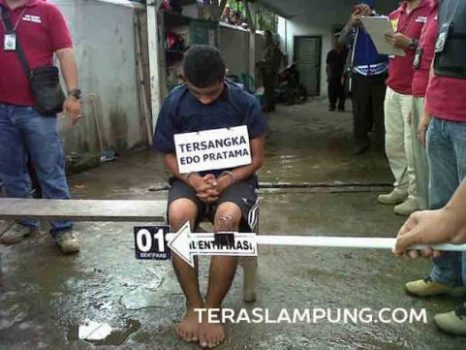 Warga Geram Saksikan Tersangka Peragakan Bunuh Pengusaha “Steam” Sepeda Motor