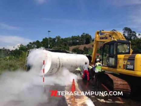 Truk Tangki Terguling di Jalan Trans Sumatera Bakauheni, Tiga Pengaspal Jalan Tewas Tersiram Oksigen Cair