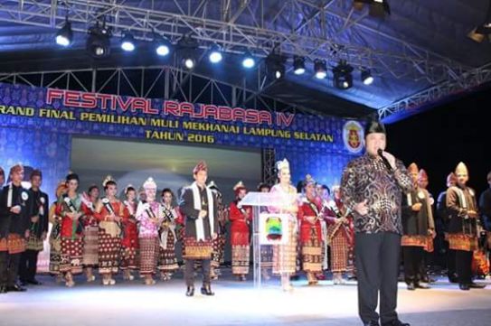 Kegembiraan Bupati Zainuddin Hasan pada Gelaran Festival Rajabasa IV