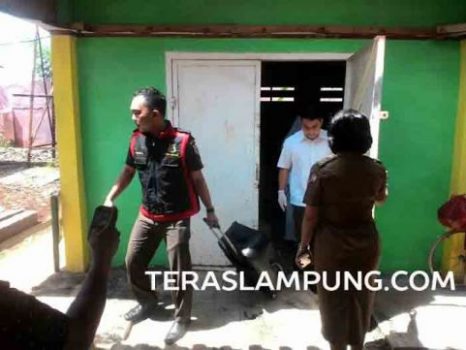 Video Penyidik Kejari Kotabumi Geledah Kantor RSUD Ryacudu