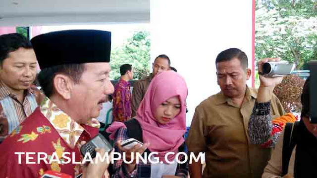 Kesal Aula Panas, Walikota Herman Bantu Lima Kipas Angin kepada SMPN 2 Bandarlampung