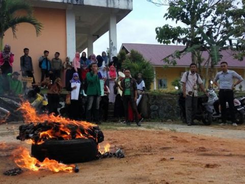 Jengkel Ijazah Tak Keluar, Alumni dan Mahasiswa STAI MU Tanjungpinang Bakar Jaket Almamater