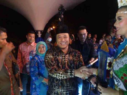 Bunga dan Antonius Sandang Gelar Muli-Mekhanai Lampung Selatan 2016