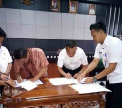 Bupati Tubabar-Ketua KPU Tanda Tangani NPHD Dana Pilkada 2017 Senilai RP 17 Miliar