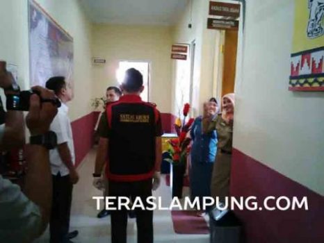 Penggeledahan RSUD Ryacudu, Staf Humas RSUD Ryacudu Halangi Wartawan Meliput