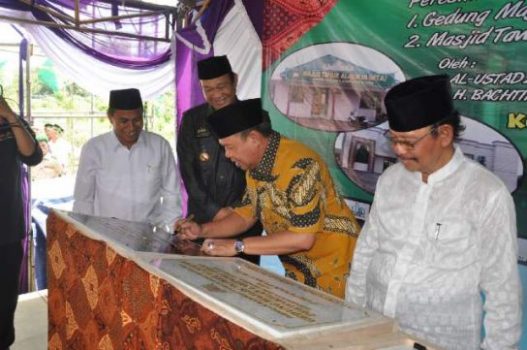 Wakil Gubernur Bachtiar Basri Resmikan Masjid Tawakkal Kotabumi