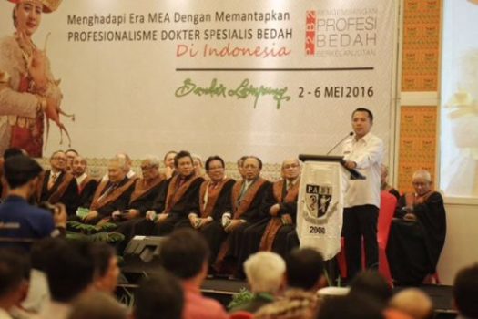 Ini Cara Gubernur Ridho “Jualan Wisata Lampung” di depan Ribuan Dokter Bedah