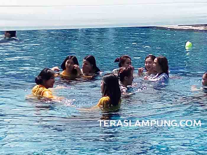 Jelang Ramadan, Para Muli-Mekhanai Lampung “Blangiran” di Kolam Renang Hotel Berbintang