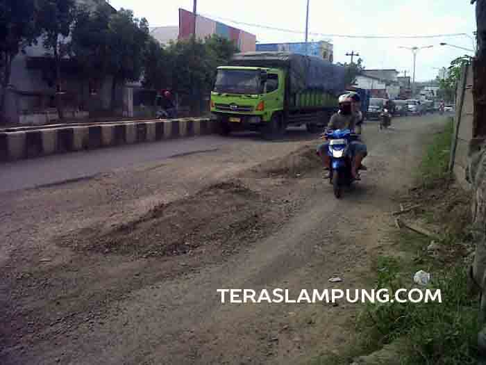 Inilah Kondisi Jalan Yos Sudarso Bandarlampung yang Rusak Parah