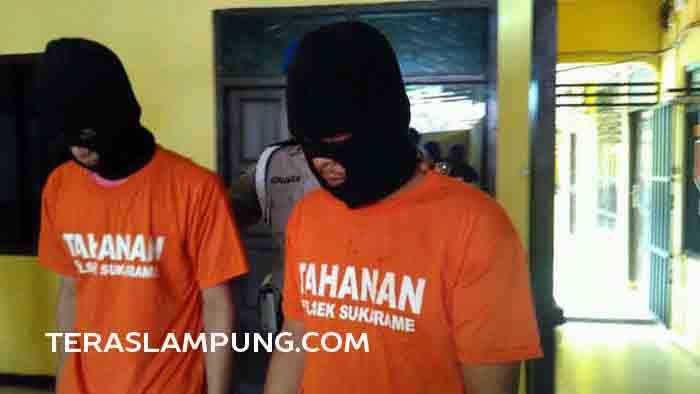 Main HP di atas Sepeda Motor, Mahasiswi Dijambret Dua Pemuda