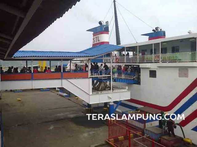 Jelang Puncak Arus Balik, Pemudik Padati Pelabuhan Bakauheni Sejak Sabtu Malam