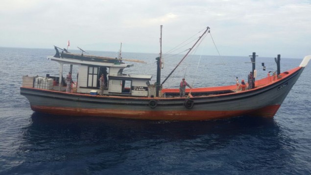 Kapal Berbendera Thailand dan Malaysia Pembawa Kayu Curian Ditangkap di Selat Malaka