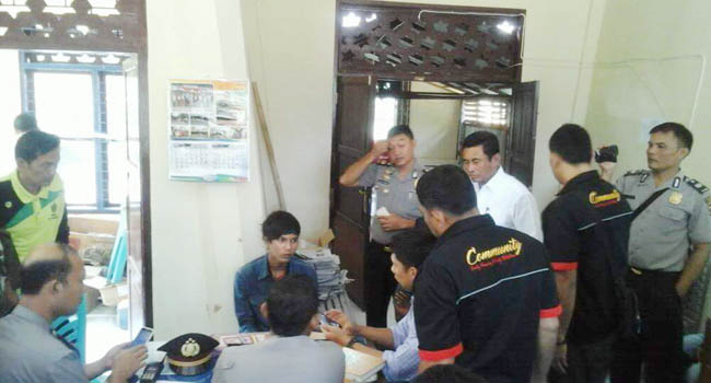 Pria Penginjak Quran dan Pengunggah Fotonya di Facebook Ditangkap Polisi