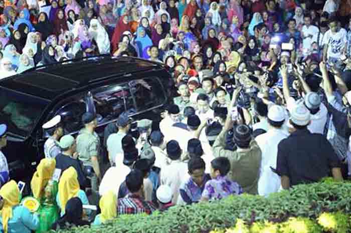 Ribuan Warga Antusias Sambut Kehadiran Rhoma Irama di Masjid Agung Kalianda