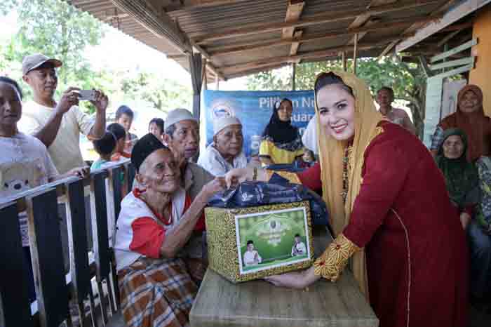 Berbagi Berkah, Aprilani Yustin Sambangi Pasien RS di Metro dan Warga Banjar Negeri